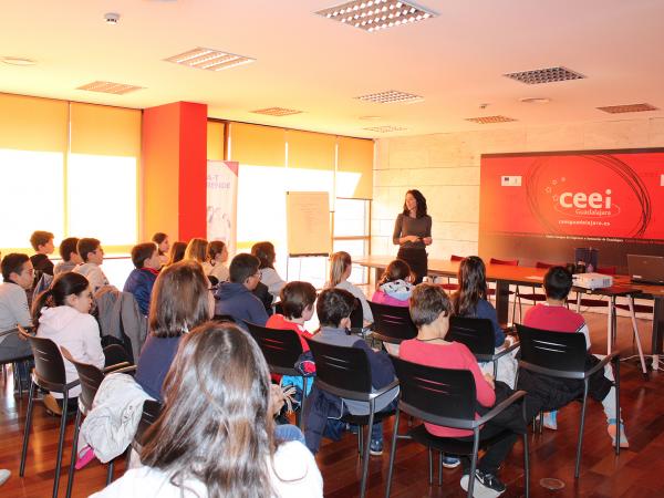 Cerca de 100 alumnos del Colegio La Mu�eca se forman en materia de emprendimiento e innovaci�n de la mano del CEEI de Guadalajara