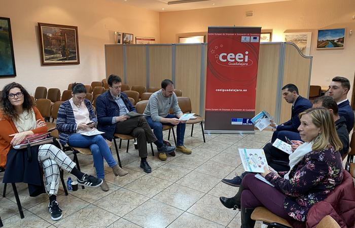 Los empresarios de Alovera se informan de la formaci�n profesional para el empleo en un nuevo encuentro de GuadaNetWork �