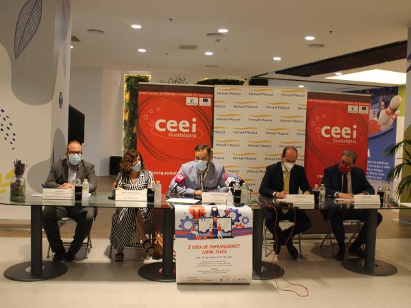 Inaugurada la 1� feria de emprendedores del centro comercial ferial plaza