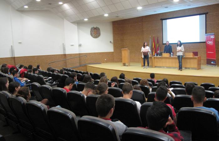 Estudiantes de la UAH aprenden a utilizar los aspectos legales del comercio electr�nico de la mano del CEEI de Guadalajara�