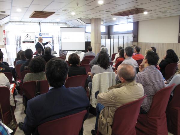 Medio centenar de empresarios se re�nen en Azuqueca de Henares para hablar de transformaci�n digital y continuar en la b�squeda de nuevas sinergias