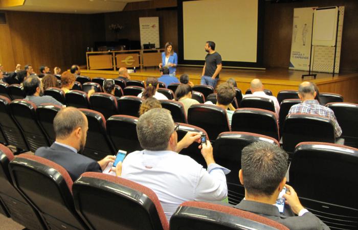 Celebrada la primera conferencia del ciclo Especializa-T�